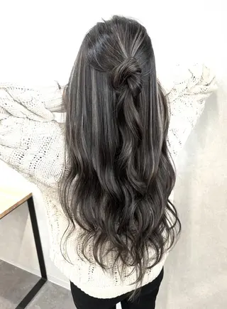 ロング ヘアアレンジ パーマ カラー ハイトーン カラーのヘアスタイル