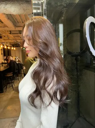 セミロング カラー ヘアアレンジ 🌟小顔レイヤー× 赤み消し透明感カラーのヘアスタイル