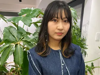 ミディアム 艶ベージュ/オリーブ カラー🫒airiのヘアスタイル