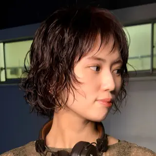 ショート パーマ ウルフ/レイヤー/ ブリーチカラーのヘアスタイル