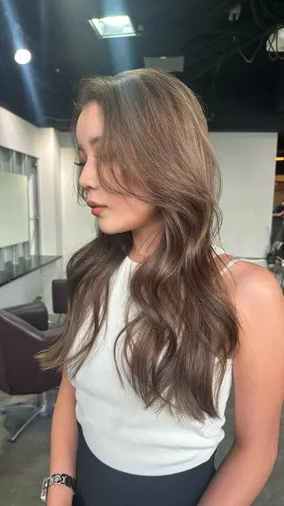セミロング カラー 🌟小顔レイヤー× 赤み消し透明感カラーのヘアスタイル