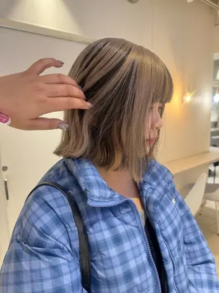 ショート カラー Ami/艶カラー/ レイヤー/ハイトーンのヘアスタイル