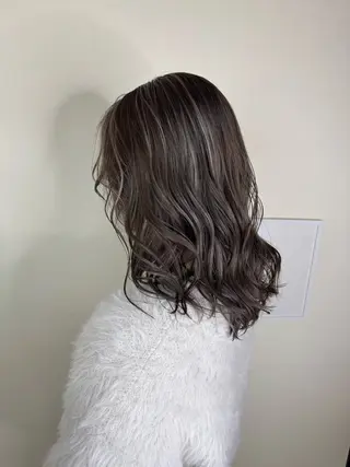 ミディアム カラー ハイライトカラー✨ グレージュ✨鎌倉光洋のヘアスタイル