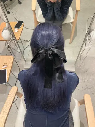 セミロング ブリーチカラー KONNOのヘアスタイル