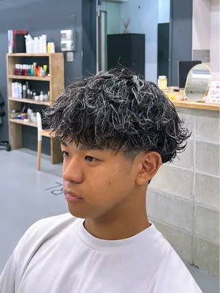 ショート カラー パーマ メンズ スパイキーショート パーマ　具志堅　太志のヘアスタイル