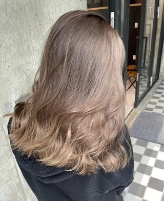 セミロング 🫧ハイライトカラー 🫧 𝓜𝓘𝓤のヘアスタイル