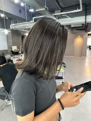 ミディアム ミディアムレイヤー カット/ハイライトのヘアスタイル