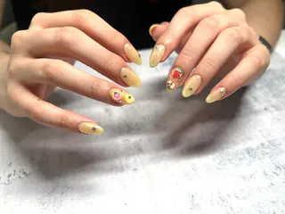 ミディアム 渋谷　Laugh 8301のネイルデザイン