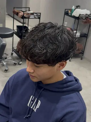 ショート カラー パーマ メンズ 【シャドウパーマ センターパート】義心のヘアスタイル