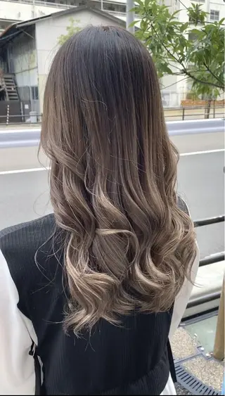 ロング カラー 川上 麻梨阿のヘアスタイル