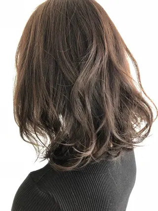 ミディアム カラー 松浦 圭希のヘアスタイル