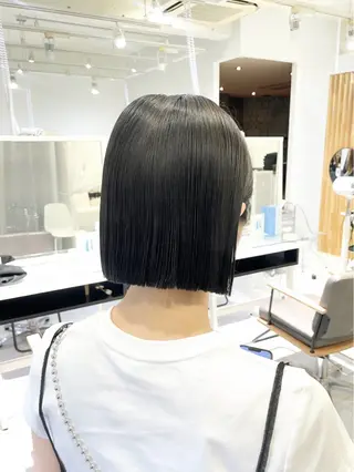 ショート カラー ぱつっとボブ/ 小野あかねのヘアスタイル