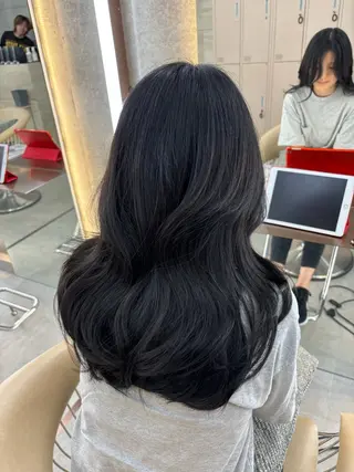 ロング カラー 髪質改善|透明 感カラー🩵レイヤーのヘアスタイル