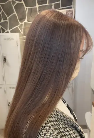 ロング ブリーチなしベージュ カラー佐藤華厘のヘアスタイル