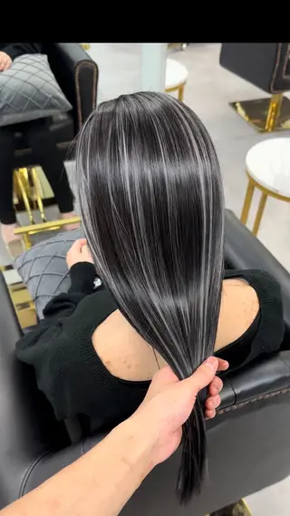 ロング 韓国風 白髪ぼかし NAOTOのヘアスタイル