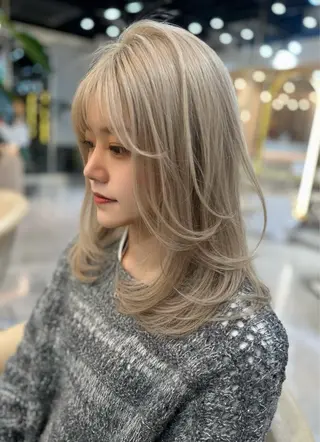 ミディアム Akane レイヤー/艶カラーのヘアスタイル