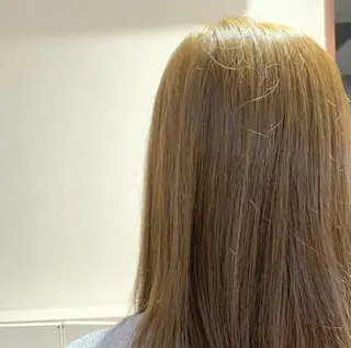 セミロング カラー 岡田まみ🍒🤍 透明感カラーのヘアスタイル