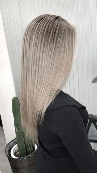 セミロング LOOP hairのヘアスタイル