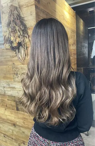 ロング カラー 白髪ぼかしハイライト バレイヤージュヤマトのヘアスタイル