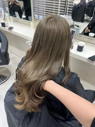 カラー ハイトーン/ベージュ デザイン/りくとのヘアスタイル