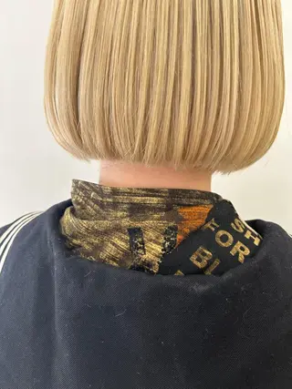 ショート カラー ぱつっとボブ/ 小野あかねのヘアスタイル
