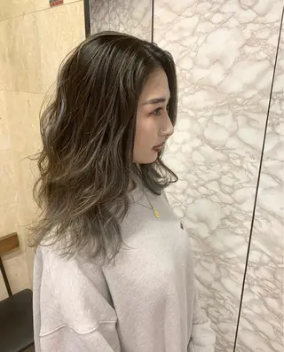 セミロング 🌟小顔レイヤー× 赤み消し透明感カラーのヘアスタイル