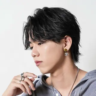 ミディアム パーマ メンズ メンズフェザー毛流れ パーマASHU渋谷のヘアスタイル