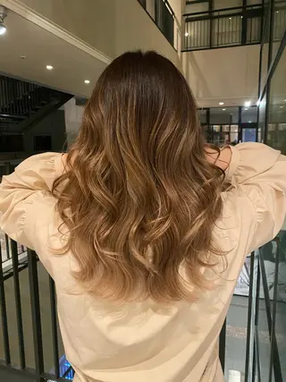 セミロング カラー ヤクシジ レンのヘアスタイル