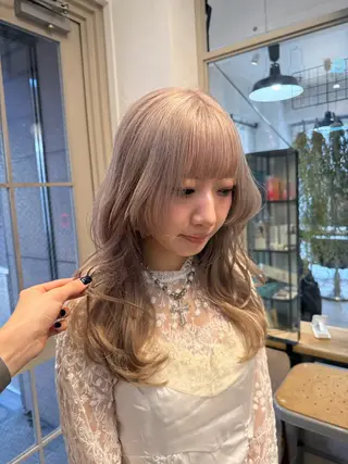 ロング カラー ミルクティー× グレージュMOMOのヘアスタイル