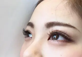 マツエク・マツパ レイヤーカット✖️ 柔らかベージュカラーのヘアスタイル