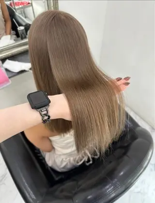 ロング DEAN ISLA 大人レイヤーカットのヘアスタイル