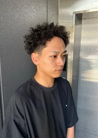 ショート パーマ メンズ 俵 知広のヘアスタイル