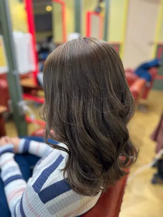 セミロング カラー 米倉 麻衣のヘアスタイル