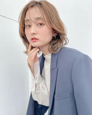 ショート カラー 韓国🇰🇷レイヤー カットオリーブカラーのヘアスタイル