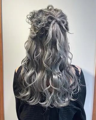 ロング カラー ヘアアレンジ 耳つぼ屋さん ‎🤍りりのヘアスタイル