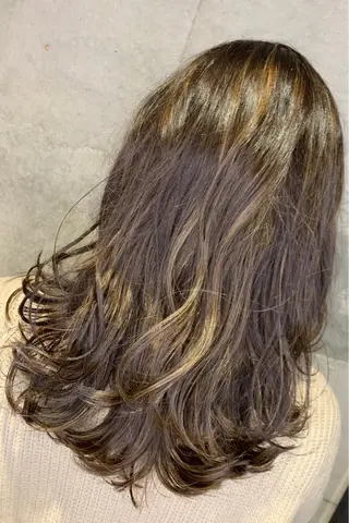 ミディアム ハイライトが 得意なニキです😊のヘアスタイル
