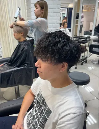 ショート カラー パーマ メンズ 【シャドウパーマ センターパート】義心のヘアスタイル