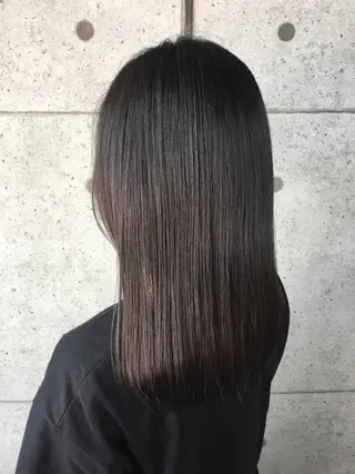セミロング 足立 磨咲のヘアスタイル
