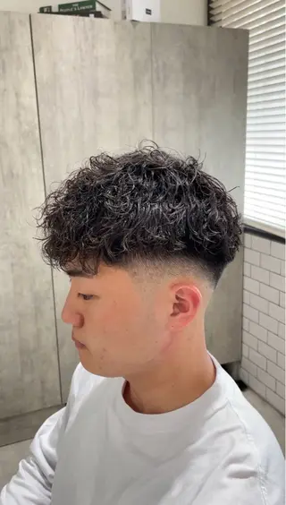 ミディアム パーマ メンズ ホワイトカラー/ ピンクベージュにったのヘアスタイル
