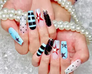 ネイル 🦋 Queenieのネイルデザイン