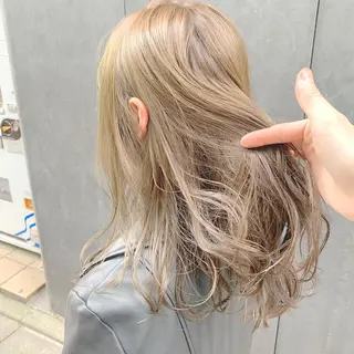 ロング カラー ハイトーン×レイヤー カットTAKUMIのヘアスタイル