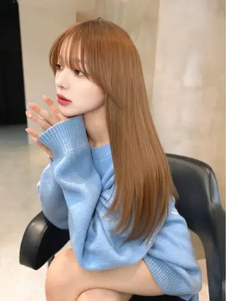 ロング カラー レイヤーカット 透明感カラーのヘアスタイル