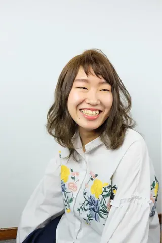 ミディアム 佐山 眞紀のヘアスタイル