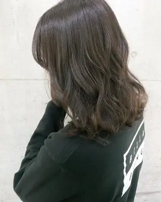 ミディアム 秋月 亜耶のヘアスタイル