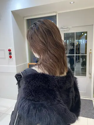 セミロング カラー 坂口 愛のヘアスタイル