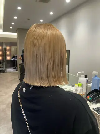 ショート カラー サキ🤍ハイトーン 🩰くびれ巻きヘアのヘアスタイル