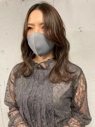 ミディアム 顔まわりレイヤー デザインカットのヘアスタイル