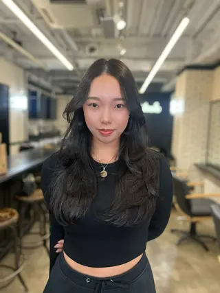 ロング カラー 🌟小顔レイヤー× 赤み消し透明感カラーのヘアスタイル
