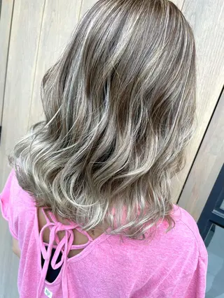 ミディアム カラー ハイライトが 得意なニキです😊のヘアスタイル