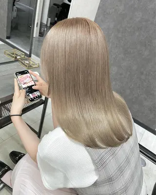 カラー 艶髪／ハイトーン ブリーチ／髪質改善のヘアスタイル